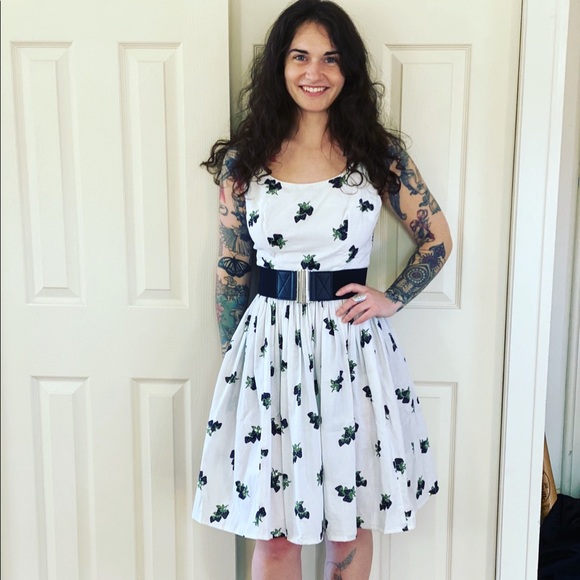 Vintage Dresses & Skirts - Vintage White Sundress Black Strawberries 2